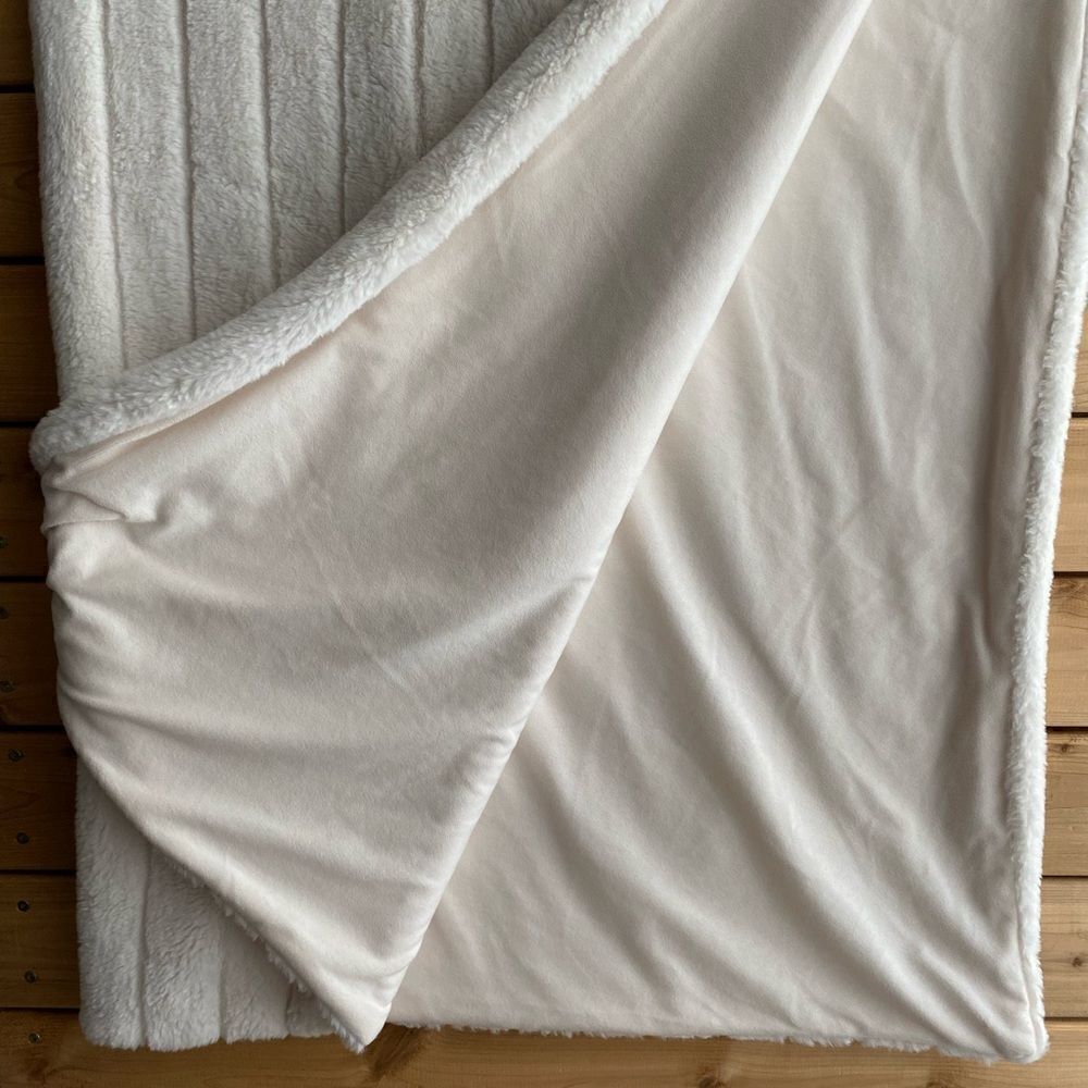 Project 62 Ribbed Faux Fur Throw Blanket - Picture 2 of 6